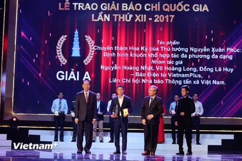 Nhà báo Nguyễn Hoàng Nhật đại diện nhóm tác giả thuộc báo điện tử VietnamPlus nhận giải A. (Ảnh: Minh Sơn/Vietnam+)