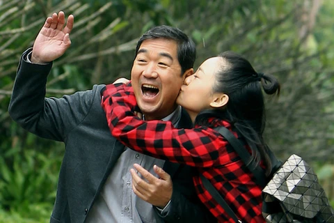 Nam diễn viên Trương Quốc Lập vào vai một ông bố đơn thân trong phim "Bố là trụ cột." (Ảnh: VTV)