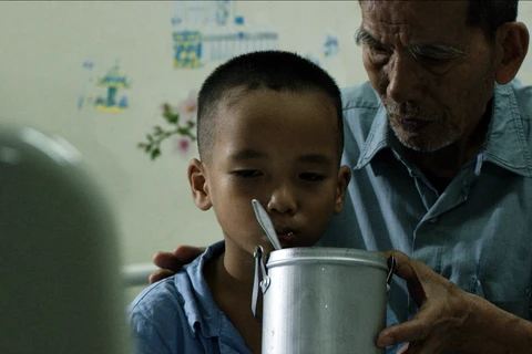 Nghệ sỹ Trần Hạnh (phải) trong phim "Cha cõng con." Dù tuổi đã cao nhưng nghệ sỹ vẫn hoạt động nghệ thuật bền bỉ. (Ảnh: Đoàn làm phim) 