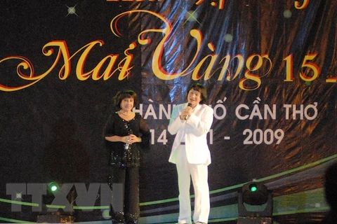 Nghệ sỹ Minh Vương (phải) là một tên tuổi lớn của sân khấu cải lương. (Ảnh: TTXVN)