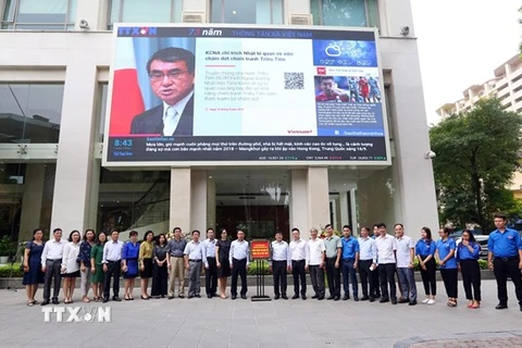 Lễ khai trương bảng thông tin điện tử công cộng đầu tiên của Thông tấn xã Việt Nam đã chính thức diễn ra sáng 17/9 tại Hà Nội. (Ảnh: TTXVN)