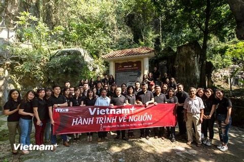 Tập thể Báo Điện tử VietnamPlus trong hành trình về nguồn, tới thăm di tích T6. (Ảnh: Minh Sơn/Vietnam+)
