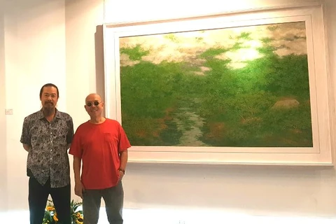 Họa sỹ Nguyễn Quốc Huy (trái) và họa sỹ Thành Chương tại triển lãm: (Ảnh: Nghệ sỹ cung cấp)
