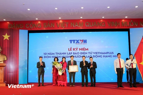 Nhân dịp kỷ niệm 10 năm thành lập, Báo Điện tử VietnamPlus vinh dự đón nhận Huân chương Lao động Hạng Nhì. (Ảnh: Minh Sơn/TTXVN)