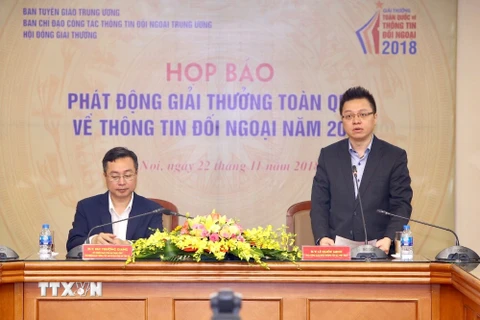 Nhà báo Lê Quốc Minh - Phó Tổng Giám đốc Thông tấn xã Việt Nam, Phó Trưởng Ban chỉ đạo Giải thưởng toàn quốc về thông tin đối ngoại 2018 phát biểu tại buổi họp báo sáng 22/11. (Ảnh: TTXVN)