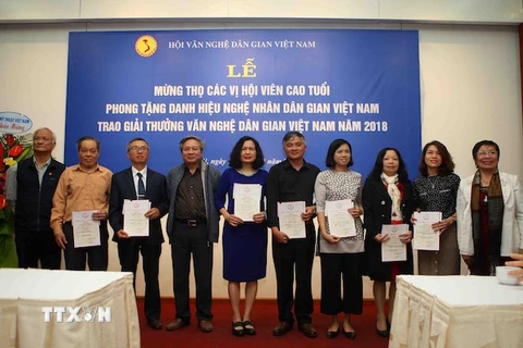 Lễ phong tặng danh hiệu Nghệ nhân dân gian và trao Giải thưởng văn nghệ dân gian 2018 đã diễn ra sáng 22/12 tại Hà Nội. (Ảnh: TTXVN)