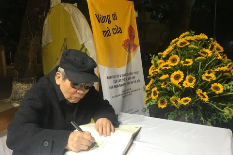 GS.NGND Hà Minh Đức tại đêm thơ nhạc Vừng ơi mở cửa của các cựu sinh viên khoa ngữ văn trường Đại học Tổng hợp (Khoa Văn học Đại học Khoa học Xã hội và Nhân văn, Đại học Quốc gia Hà Nội) tổ chức đầu tháng 12/2018