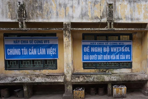 Băng-rôn, biểu ngữ được gắn tại trụ sở Hãng Phim truyện Việt Nam ngày 17/1. (Ảnh: PV/Vietnam+)