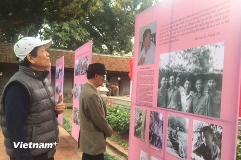 Công chúng thăm quan triển lãm giới thiệu chân dung các tác giả tiêu biểu của văn học Việt Nam trong khuôn khổ Ngày Thơ Việt Nam 2018. (Ảnh minh họa: A.N/Vietnam+)
