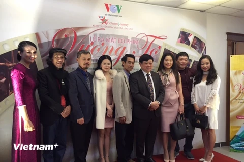 Ông Nguyễn Thế Kỷ - Tổng Giám đốc VOV chụp ảnh cùng êkíp sản xuất phim. (Ảnh: PV/Vietnam+)