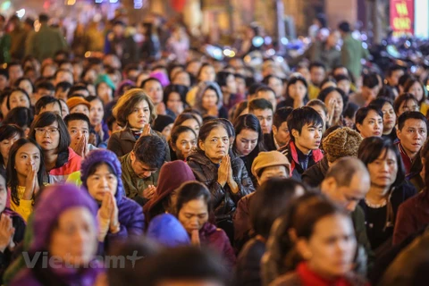 "Biển người" dự lễ dâng sao giải hạn tại chùa Phúc Khánh (Hà Nội) tối 12/2. (Ảnh: Vietnam+)
