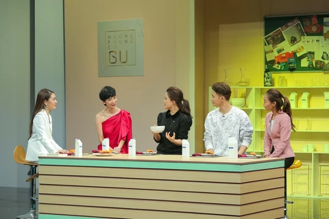 Siêu mẫu Xuân Lan (thứ hai từ trái sang) cùng những khách mời của "Những phụ nữ có gu" trò chuyện về ẩm thực. (Ảnh: PV/Vietnam+)
