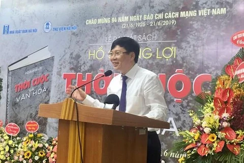 Nhà báo Hồ Quang Lợi phát biểu tại lễ ra mắt sách sáng 12/6 tại Hà Nội. (Ảnh: CTV/Vietnam+)
