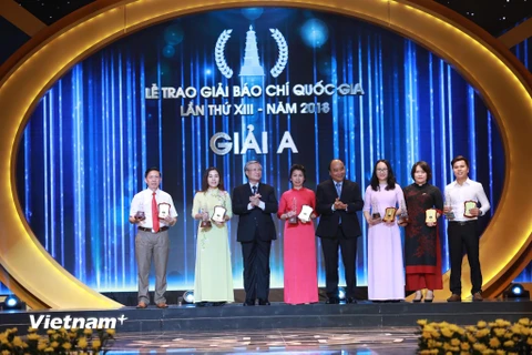 Giải A Giải Báo chí Quốc gia 2018 được trao cho sáu tác giả, nhóm tác giả xuất sắc. (Ảnh: Nguyễn Hoàng/Vietnam+)