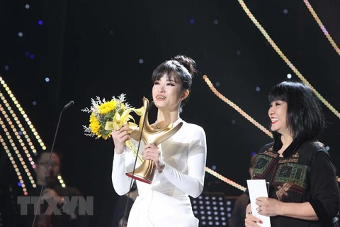 Tháng Tư vừa qua, Đông Nhi giành giải Ca sỹ của năm - Giải Âm nhạc Cống hiến lần thứ 14 do Báo Thể thao và Văn hóa (TTXVN) tổ chức. (Ảnh: TTXVN)