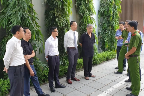 Tài xế Doãn Quý Phiến (thứ 5 từ trái sang) cùng cơ quan chức năng tiến hành thực nghiệm hiện lần thứ hai trường tại trường Gateway vào sáng 13/9. (Ảnh: Sơn Bách/Vietnam+)