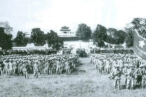 Lễ chào cờ chiều 10/10/1954 tại sân Đoan Môn (Hoàng thành Thăng Long) do Ủy ban Quân chính thành phố tổ chức.