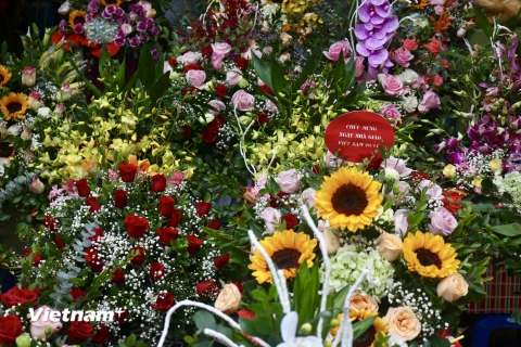 Vào dịp 20/11, các hàng hoa lại bày bán những bó hoa, lẵng hoa rực rỡ sắc màu. (Ảnh: Lương Mạnh/Vietnam+)