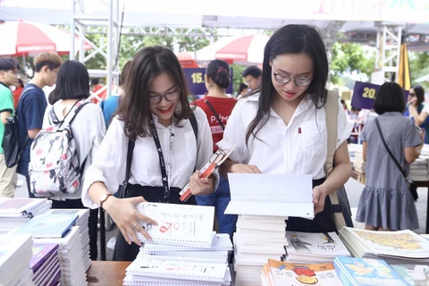 Giải thưởng Sách Quốc gia được phát triển từ Giải thưởng Sách Việt Nam (tổ chức thường niên trong thời gian từ năm 2005-2016). (Ảnh minh họa: TTXVN)