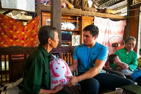 Alfred trong một chuyến làm từ thiện của mình tại Việt Nam. (Ảnh: PV/Vietnam+) 