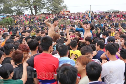 Tình trạng hỗn loạn do tranh cướp phết diễn ra nhiều năm tại lễ hội phết Hiền Quan. (Ảnh: PV/Vietnam+)