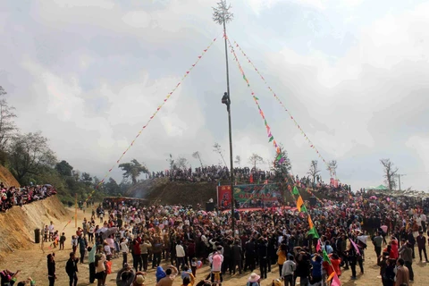 Đông đảo du khách và nhân dân tham gia lễ hội gầu tào tại xã biên giới Dào San (huyện Phong Thổ, Lai Châu) vào tháng 2/2019. (Ảnh: TTXVN) 
