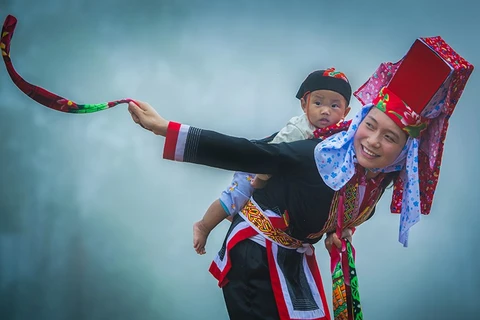 Một bức ảnh trong bộ ảnh “Người Dao bên cột mốc 1327”-tác phẩm đã giành huy chương bạc tại Triển lãm Ảnh nghệ thuật Việt Nam 2018. (Ảnh: BTC)