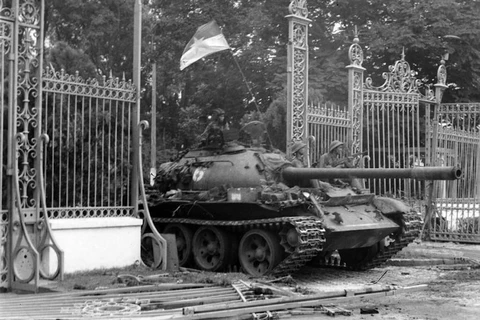 Phóng viên TTXVN Trần Mai Hưởng có mặt kịp thời và chụp được hình ảnh xe tăng quân giải phóng tiến vào Dinh Độc Lập trưa 30/4/1975, đánh dấu thắng lợi trọn vẹn của chiến dịch Hồ Chí Minh. (Ảnh: Trần Mai Hưởng/TTXVN)
