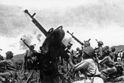 Bộ đội dùng sức người kéo pháo lên các cao điểm trong chiến dịch Điện Biên Phủ lịch sử. (Ảnh TTXVN phát)