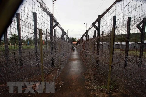 Hàng rào dây thép gai nhiều lớp ở những khu trại giam trong nhà tù Phú Quốc. (Ảnh minh họa: TTXVN)