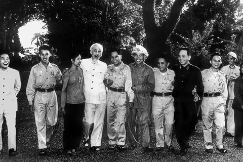 Chủ tịch Hồ Chí Minh, Đại tướng Võ Nguyên Giáp cùng Đoàn đại biểu Anh hùng lực lượng vũ trang nhân dân giải phóng miền Nam trong vườn xoài ở Phủ Chủ tịch (15/11/1965). (Ảnh: Tư liệu TTXVN)