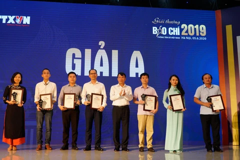 Tổng Giám đốc TTXVN Nguyễn Đức Lợi trao giải A cho các tác giả, đại diện nhóm tác giả đoạt giải. (Ảnh: Hoàng Hiếu/Vietnam+)