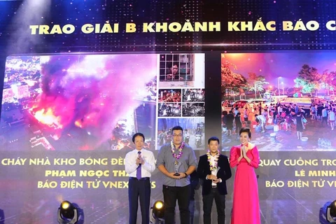Phóng viên Lê Minh Sơn, Báo Điện tử ViẹtnamPlus (thứ hai từ trái sang) nhận giải B "Khoảnh khắc báo chí 2019." (Ảnh: PV/Vietnam+)