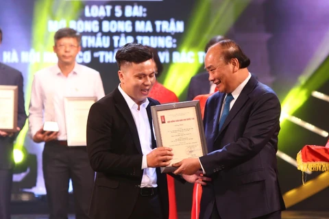 Thủ tướng Nguyễn Xuân Phúc trao Giải A cho đại diện nhóm tác giả Báo Điện tử VietnamPlus. (Ảnh: Nguyên An/Vietnam+)