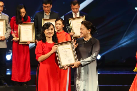 Tác giả Cao Thùy Giang, Báo Điện tử VietnamPlus nhận giải nhất. (Ảnh: Tá Hiển/Vietnam+)