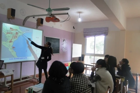 Học sinh học môn lịch sử với bảng tương tác. (Ảnh: http://www.gis.com.vn)