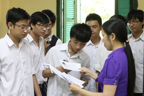 Thí sinh làm thủ tục dự thi tốt nghiệp trung học phổ thông. (Ảnh: Minh Quyết/TTXVN)