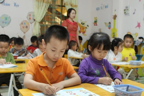 Giờ học của cô và trò trường mầm non Thị trấn Bảo Lạc, Cao Bằng. (Ảnh: Minh Quyết/TTXVN)
