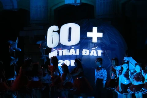 Chiến dịch Giở trái đất năm 2012 tổ chức tại Quảng trường Cách mạng Tháng Tám, Hà Nội (Ảnh: Đức Duy/Vietnam+)