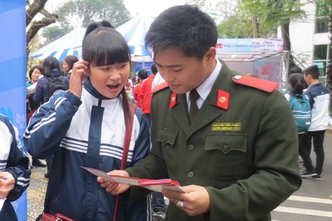 Thí sinh được đại diện các trường tư vấn nhiệt tình trong Ngày hội tư vấn tuyển sinh năm 2014 tại Hà Nội. (Ảnh: CTV/Vietnam+)
