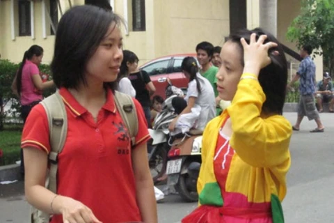 Thí sinh mặc áo tứ thân đi thi vào đại học môn năng khiếu. (Ảnh: CTV/Vietnam+)