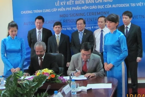 Đại diện Bộ Giáo dục và Đào tạo ký kết biên bản ghi nhớ với Công ty Autodesk. (Ảnh: Phạm Mai/Vietnam+)