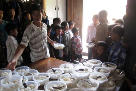 Bữa ăn của học sinh trường phổ thông dân tộc bán trú trung học cơ sở Tân Tiến, Lào Cai. (Ảnh: TTXVN)