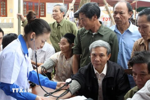 Tổ chức khám chữa bệnh cho 32.500 người cao tuổi trên cả nước 