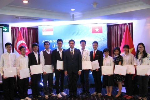 Singapore trao học bổng ASEAN cho 12 học sinh Việt Nam 