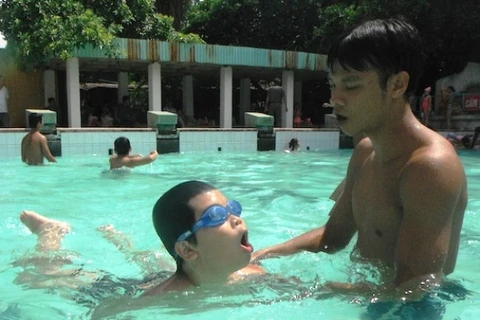 Chương trình hướng dẫn cha mẹ dạy bơi cho con hoàn toàn miễn phí 