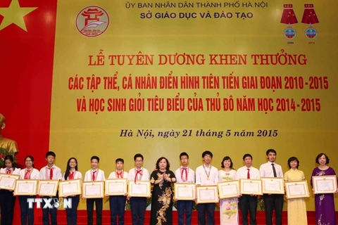 Hà Nội tặng thưởng hơn 429 triệu đồng cho giáo viên, học sinh xuất sắc