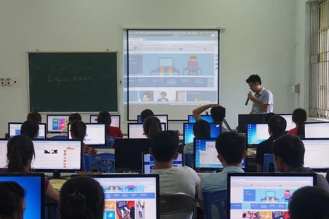 Các sinh viên được tập huấn trực tiếp kỹ năng tìm việc qua mạng. (Ảnh: Ban tổ chức)