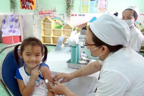 Việc sản xuất vắcxin của Việt Nam hiện chủ yếu phục vụ công tác tiêm chủng mở rộng hàng năm. (Ảnh: TTXVN)