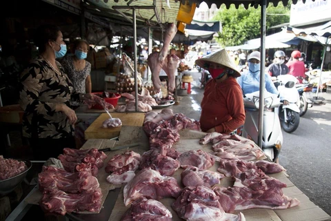 Giá thịt lợn không có dấu hiệu hạ nhiệt tại các chợ. (Ảnh: TTXVN)